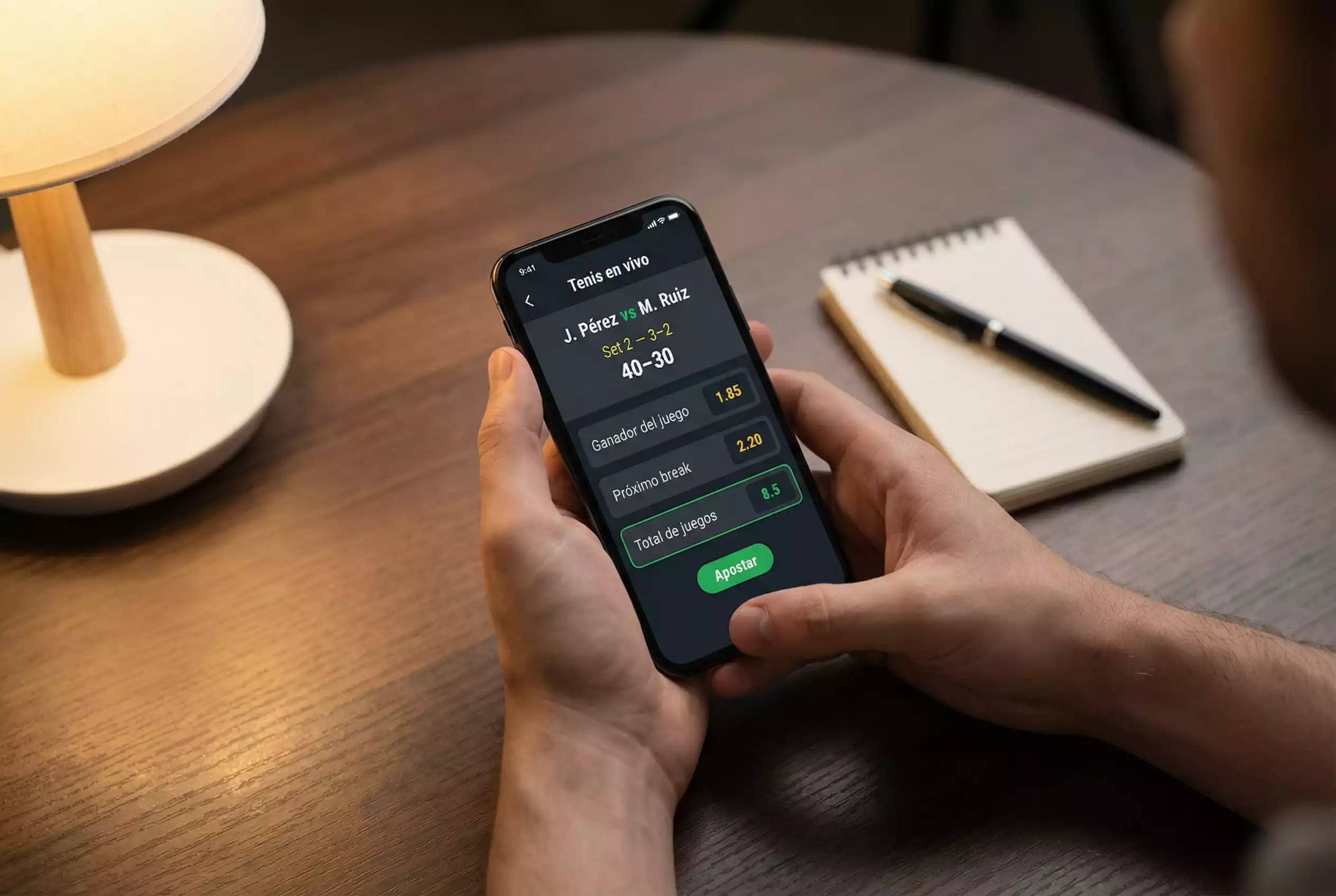 Pantalla de apuestas en vivo de un partido de tenis con cuotas actualizándose durante un punto de break